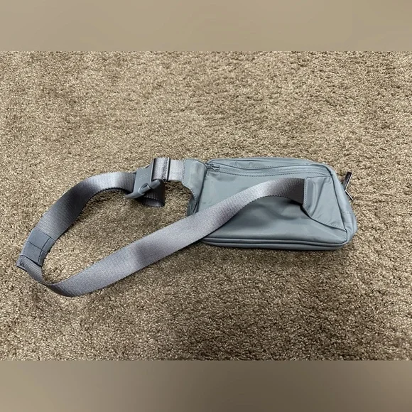 lululemon athletica Grey Everywhere 2L Large Belt Bag NWOT - Picture 2 of 4